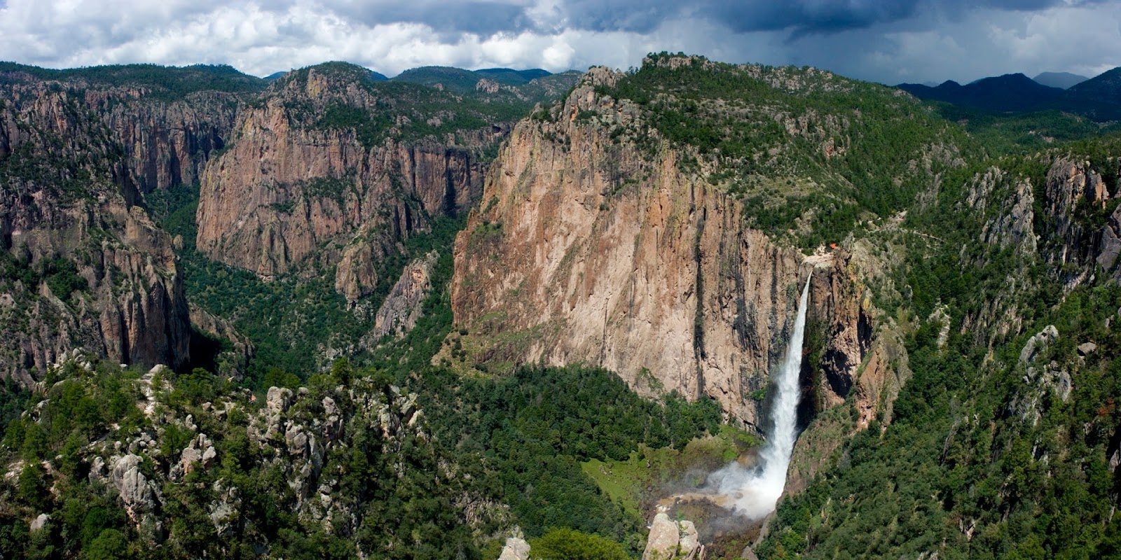 Vista panorámica de la Cascada de Basaseachi