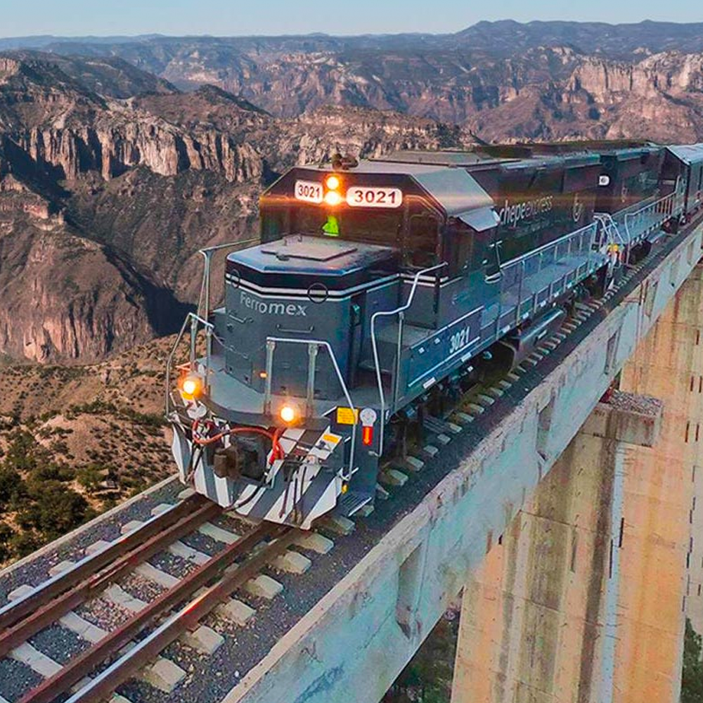 Tren Chepe Express sobre cañón profundo