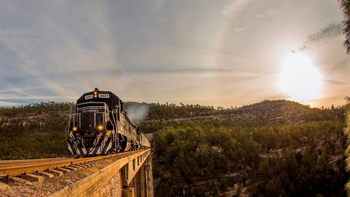 Tren Chepe cruzando puente