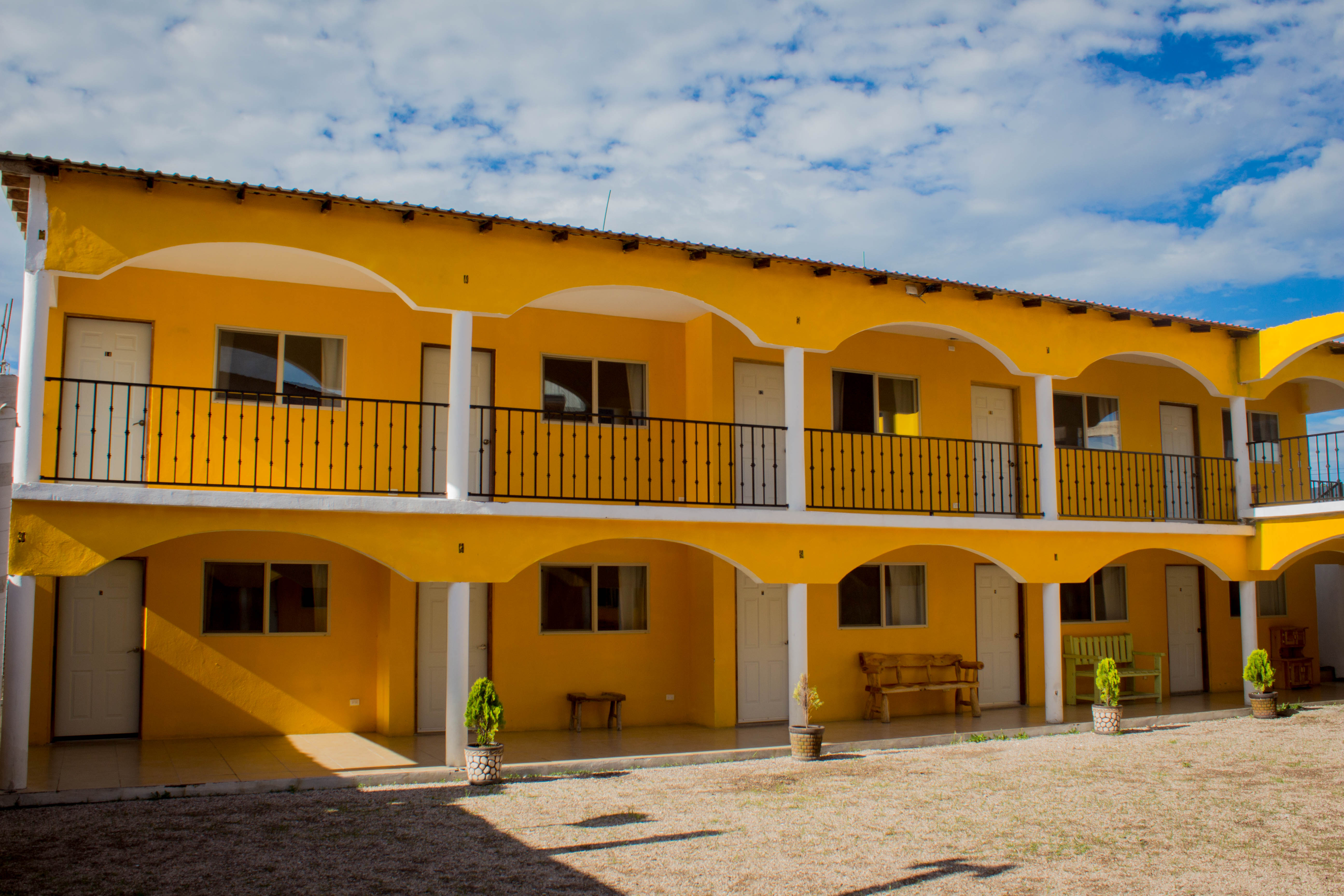 Vista del hotel en el centro de Creel